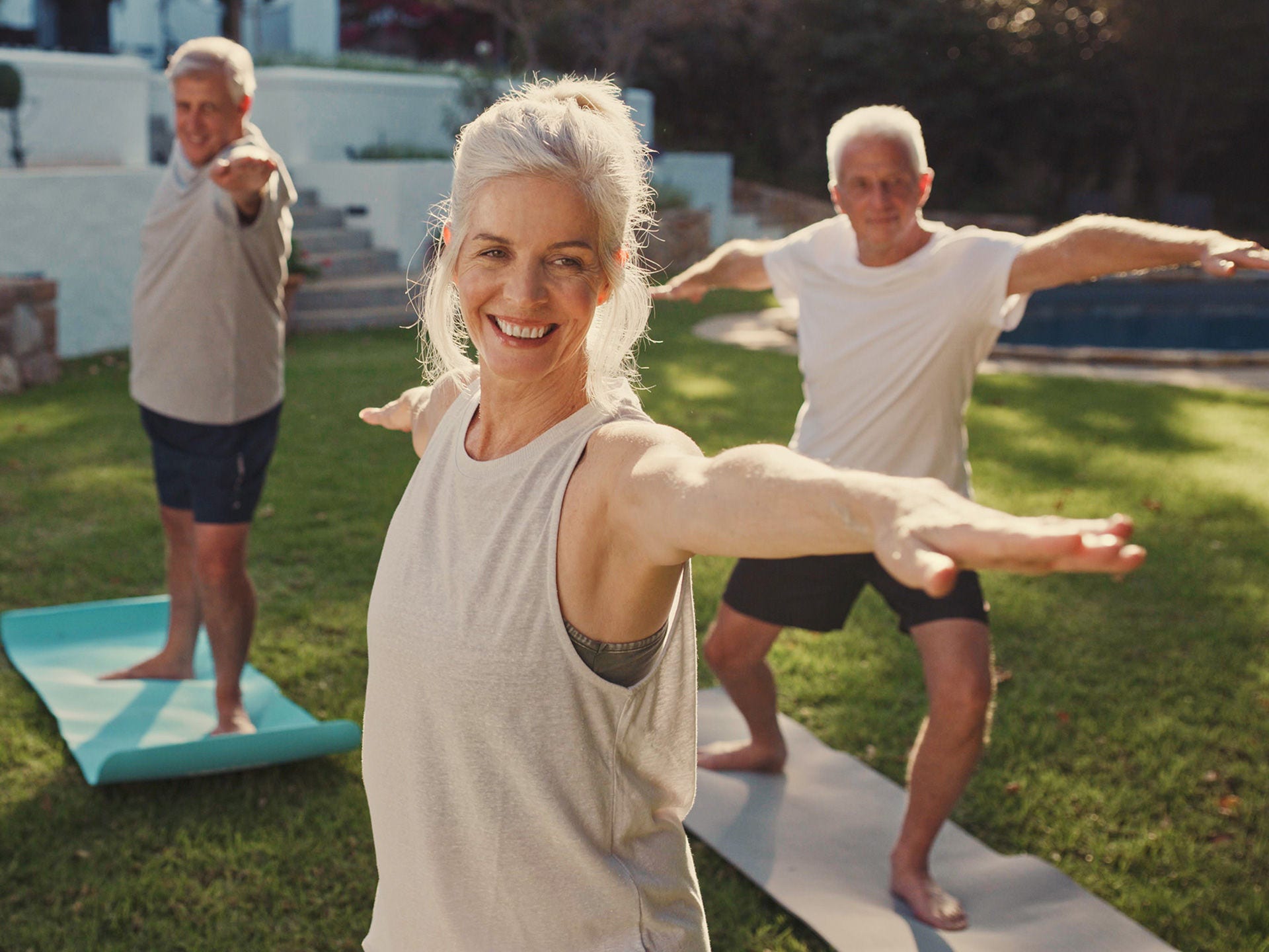 Yogagruppe mit neurologischen Patientinnen und Patienten. Durch aktive Zusammenarbeit mit dem Behandlungsteam und empfohlene Schutz-Maßnahmen lässt sich das Corona-Risiko in der Regel verringern.