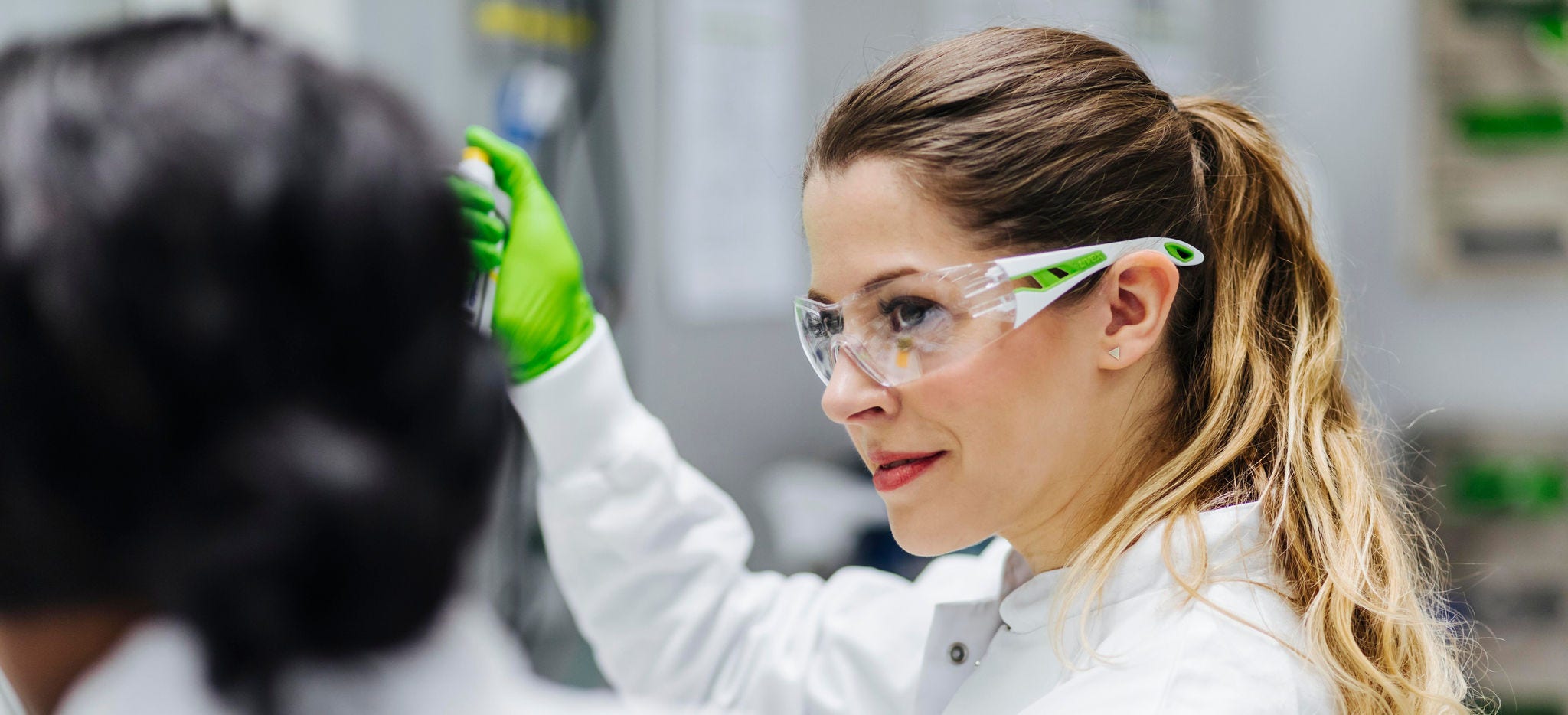 bnt-home-chapter-230530_iHub-Lab-Shooting_female_scientist_working_looking_at_colleague_Small.Jpg