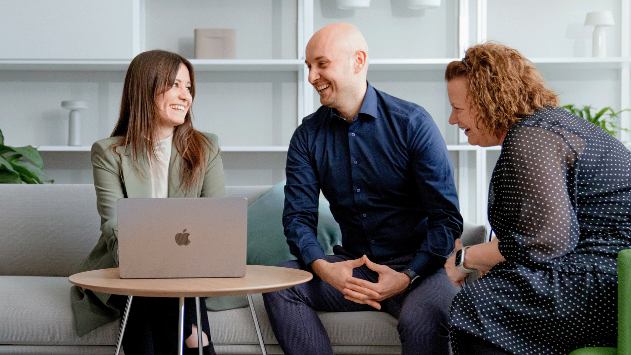 Nahaufnahme eines BioNTech Arbeitsplatzes mit Laptop