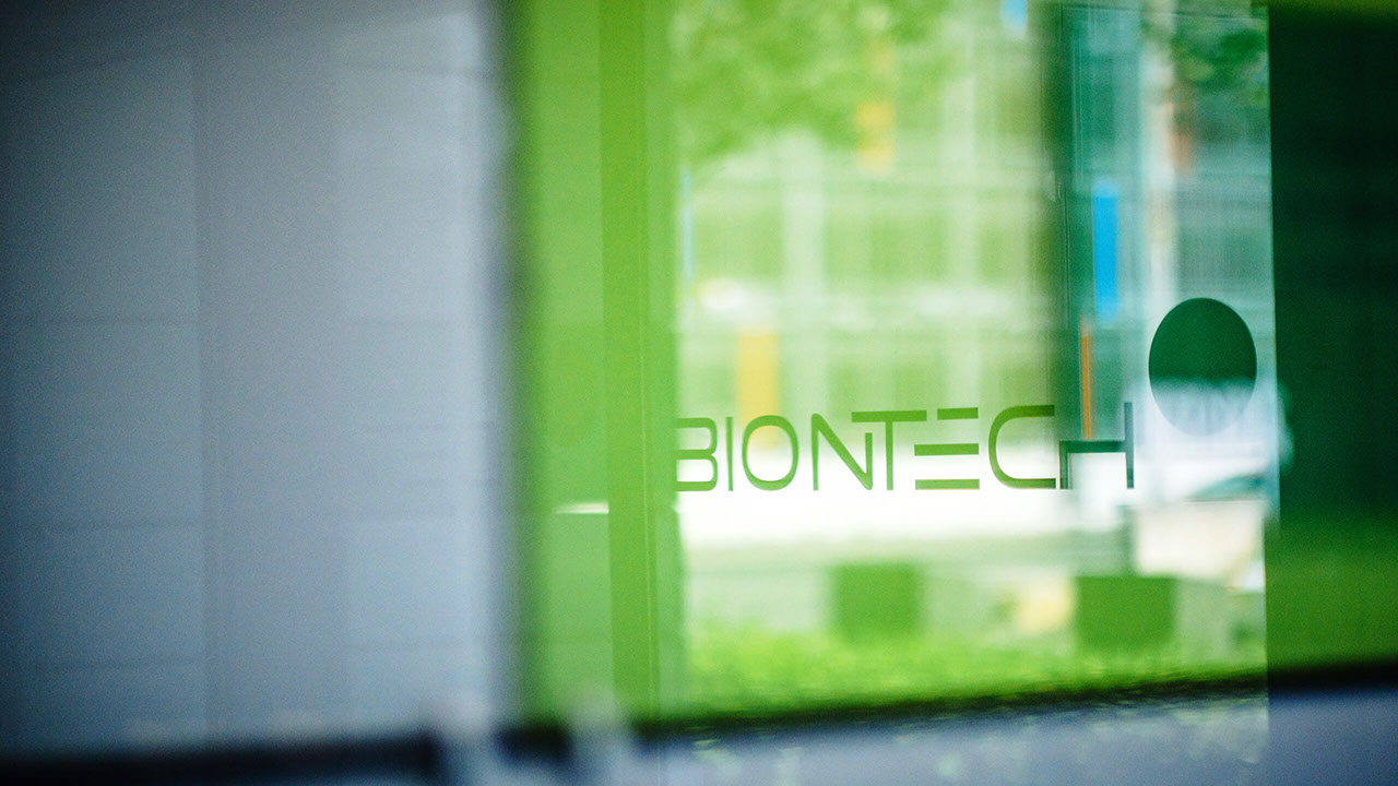 BioNTech Logo auf einer Glastür