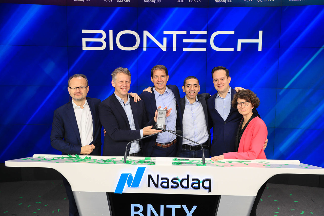 BioNTech Management nimmt die NASDAQ-Urkunde entgegen