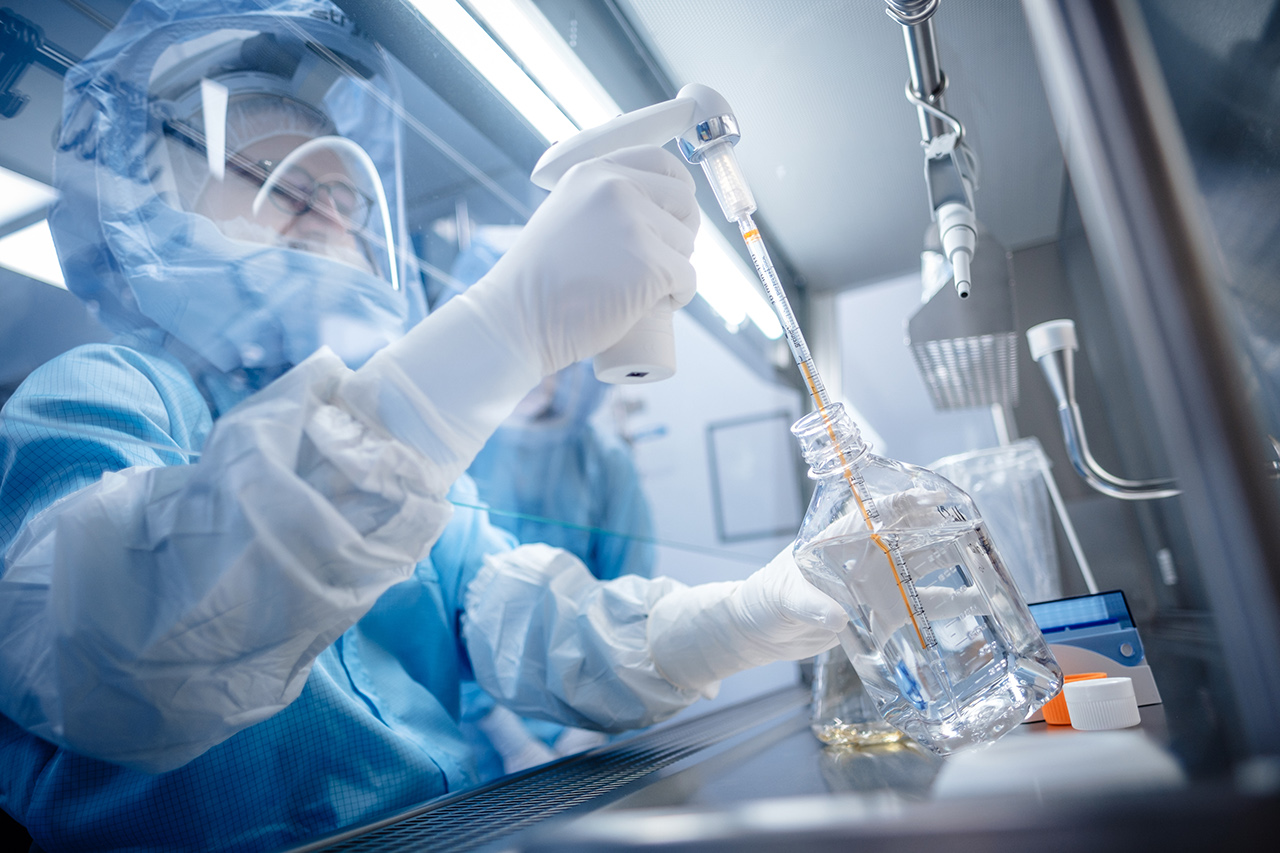 BioNTech-Mitarbeiter arbeitet mit Schutzkleidung im Reinraum