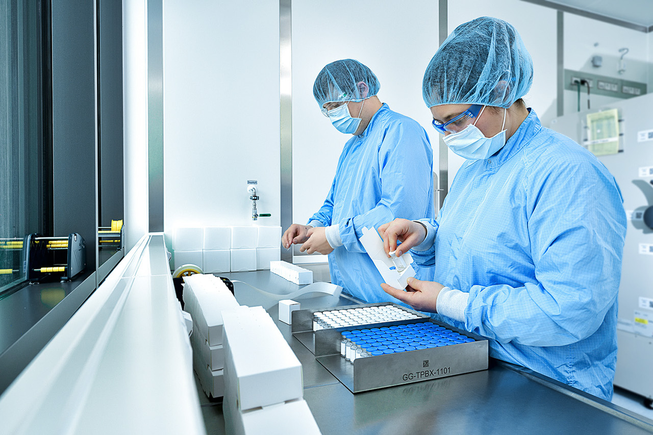 BioNTech-Mitarbeiter verpacken Impfstoff-Ampullen