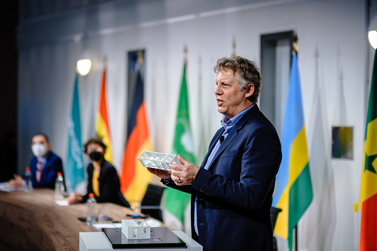 Sierk Poetting (COO BioNTech) präsentiert