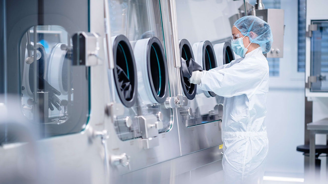 BioNTech-Mitarbeiterin greift in Isolator
